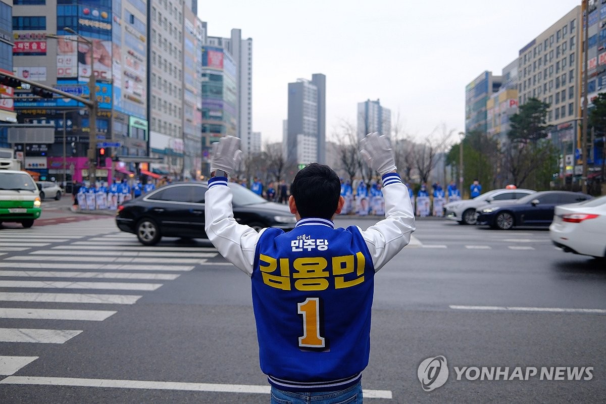 [르포] 공식 선거운동 첫날…확성기 틀고 선거송에 맞춰 춤추고