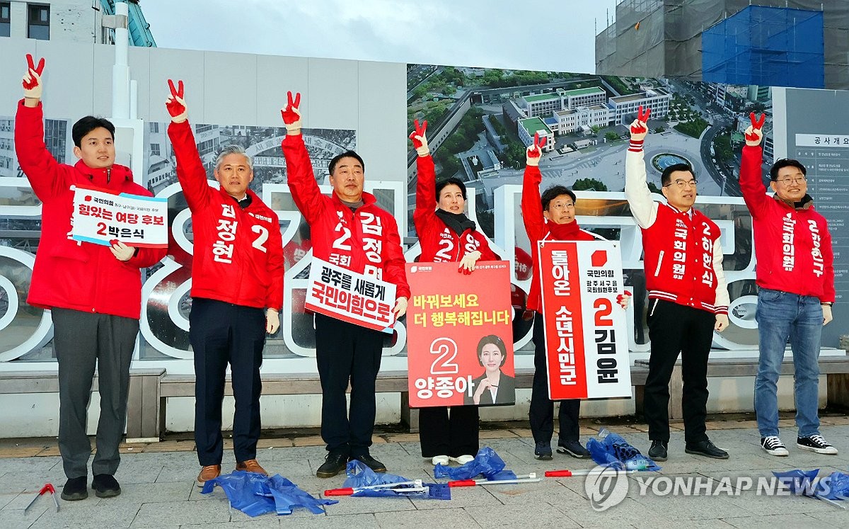 '빗속 뚫고 지지 호소' 광주·전남 공식 선거운동 시작