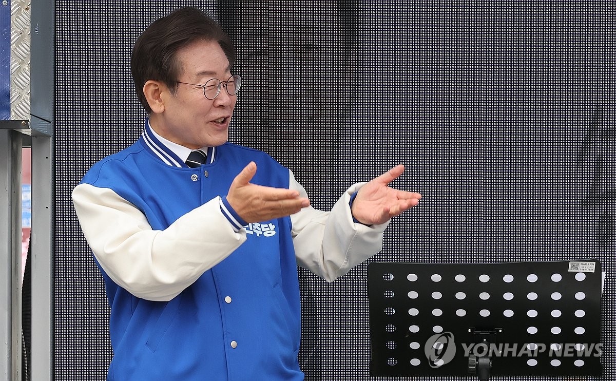 이재명, '안방' 계양을 표밭다지기…부활절 예배·미사도 참석