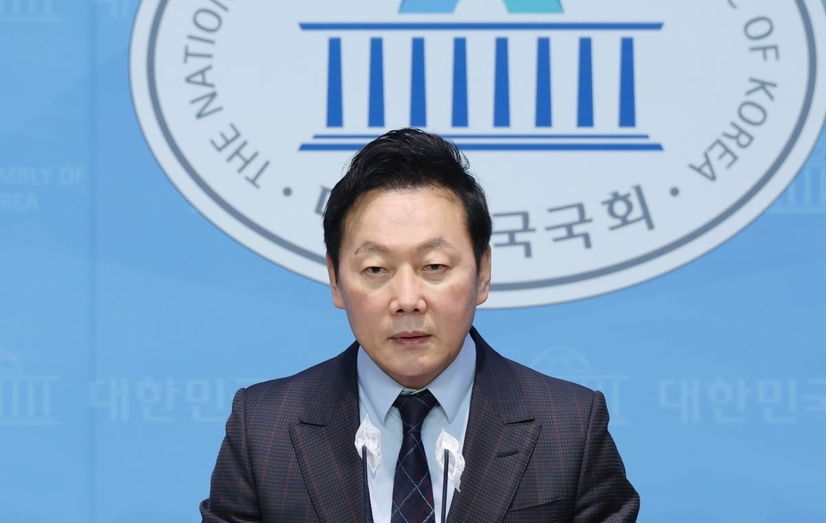 더불어민주당 정봉주 전 의원이 지난 1월 8일 국회에서 출마 선언을 하고 있다. 연합뉴스
