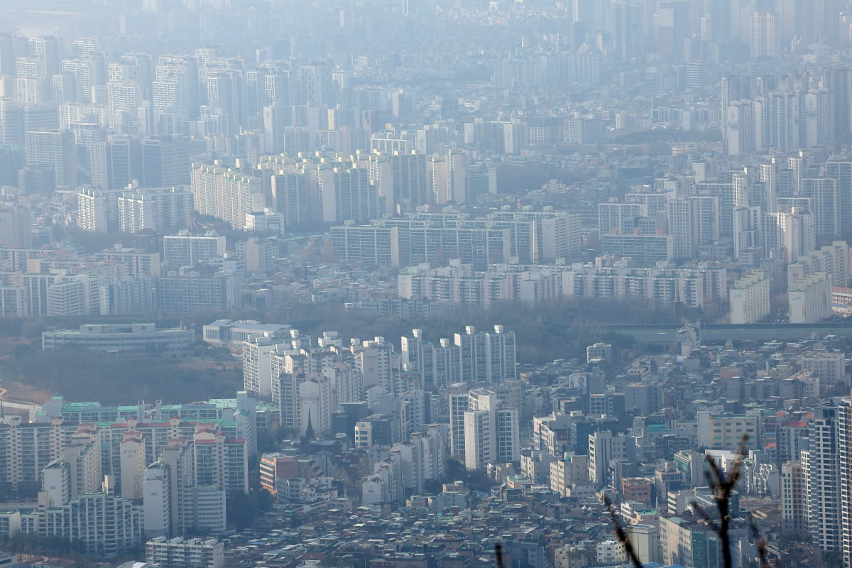 경기도 광주시 남한산성에서 바라본 서울의 아파트 단지의 모습. 사진=연합뉴스