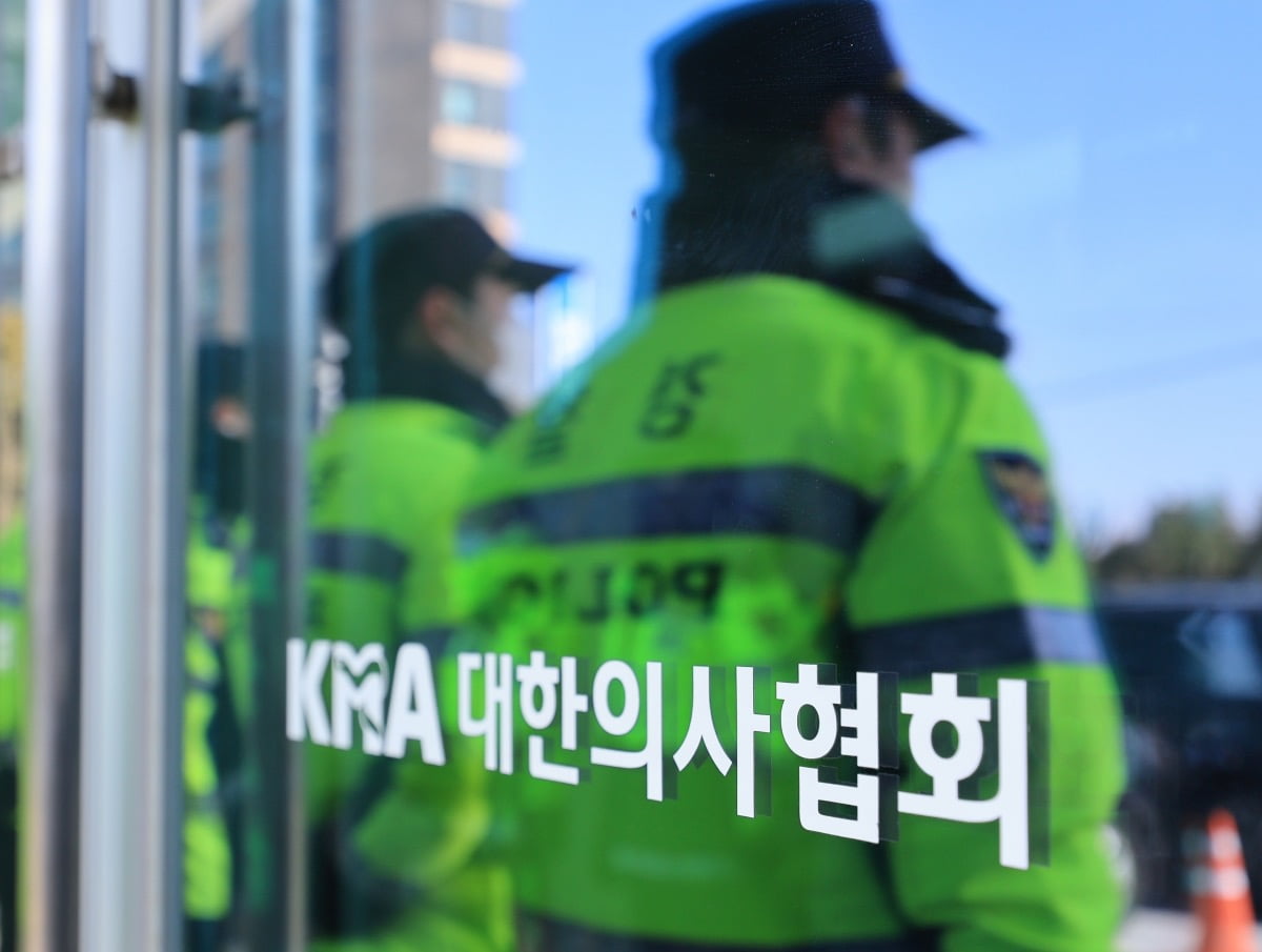 1일 서울 용산구 의사협회 회관에서 경찰들이 출입문을 통제하고 있다. 사진=연합뉴스