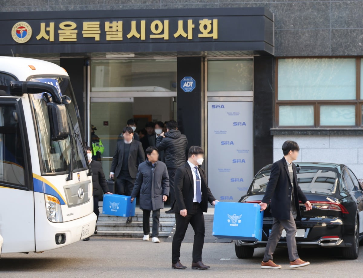 경찰이 의료법 위반 등 혐의로 고발당한 대한의사협회 관계자들에 대해 강제 수사에 착수한 가운데 1일 서울 영등포구 서울시의사회에서 압수수색을 마친 경찰이 압수품을 옮기고 있다. / 사진=연합뉴스