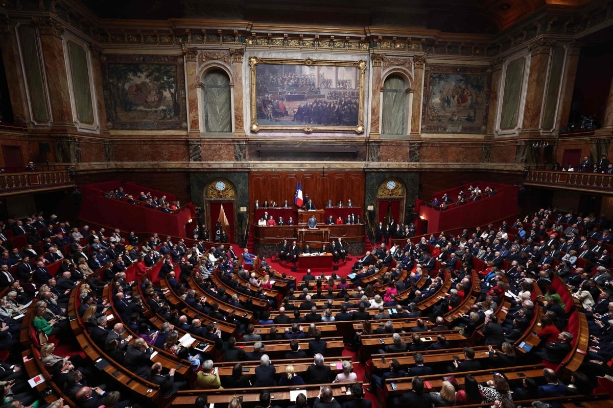 프랑스 상·하원 의원들이 4일(현지시간) 파리 인근 베르사유 궁전에서 열린 특별 함동회의에서 낙태 자유 보장을 담은 헌법 개헌안을 투표했다./사진=AFP