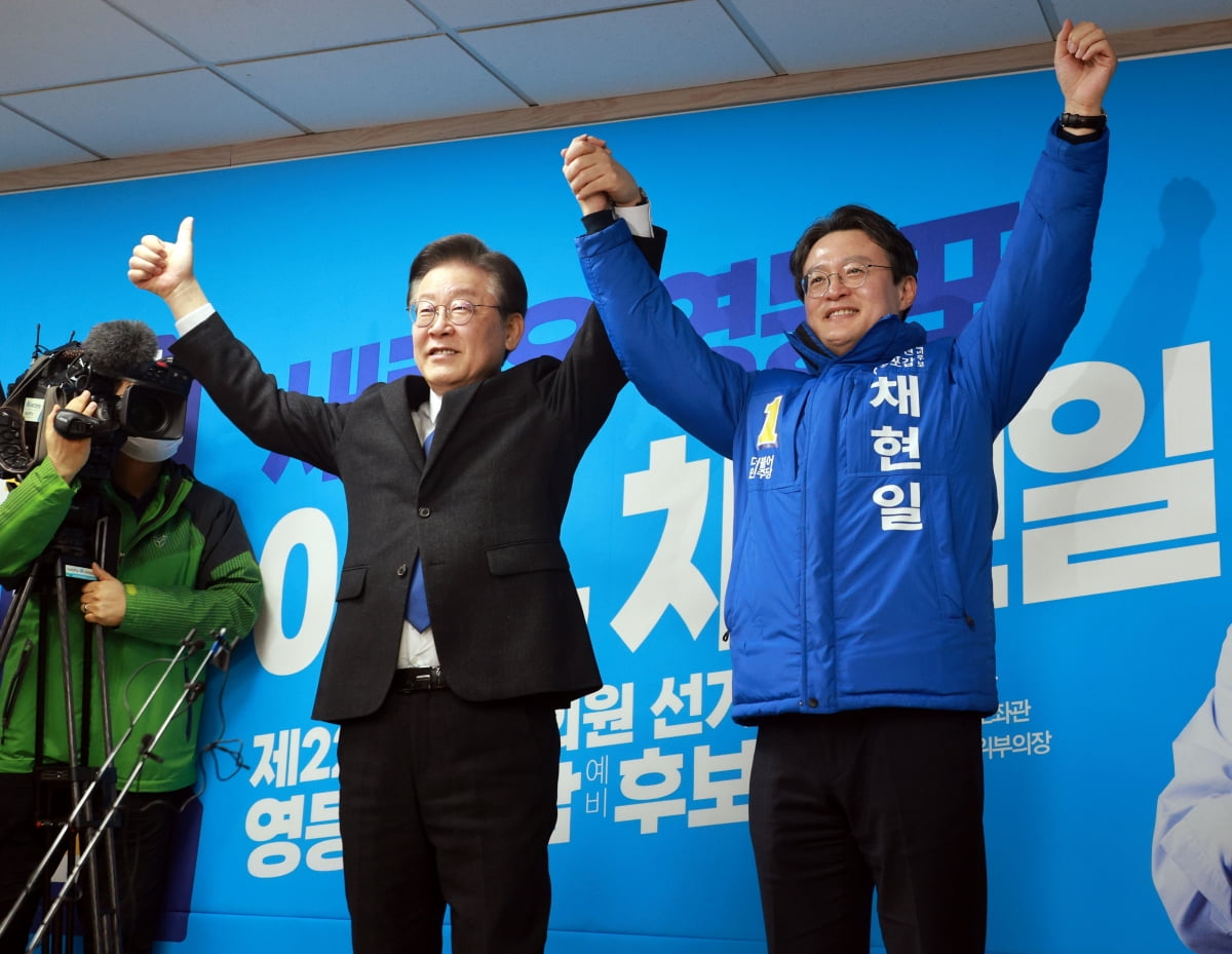 이재명 더불어민주당 대표가 5일 오후 서울 영등포구 뉴포트빌딩 영등포갑 채현일 후보 선거사무소를 찾아 채 후보와 손을 맞잡고 지지자들에게 인사하고 있다./ 사진=연합뉴스