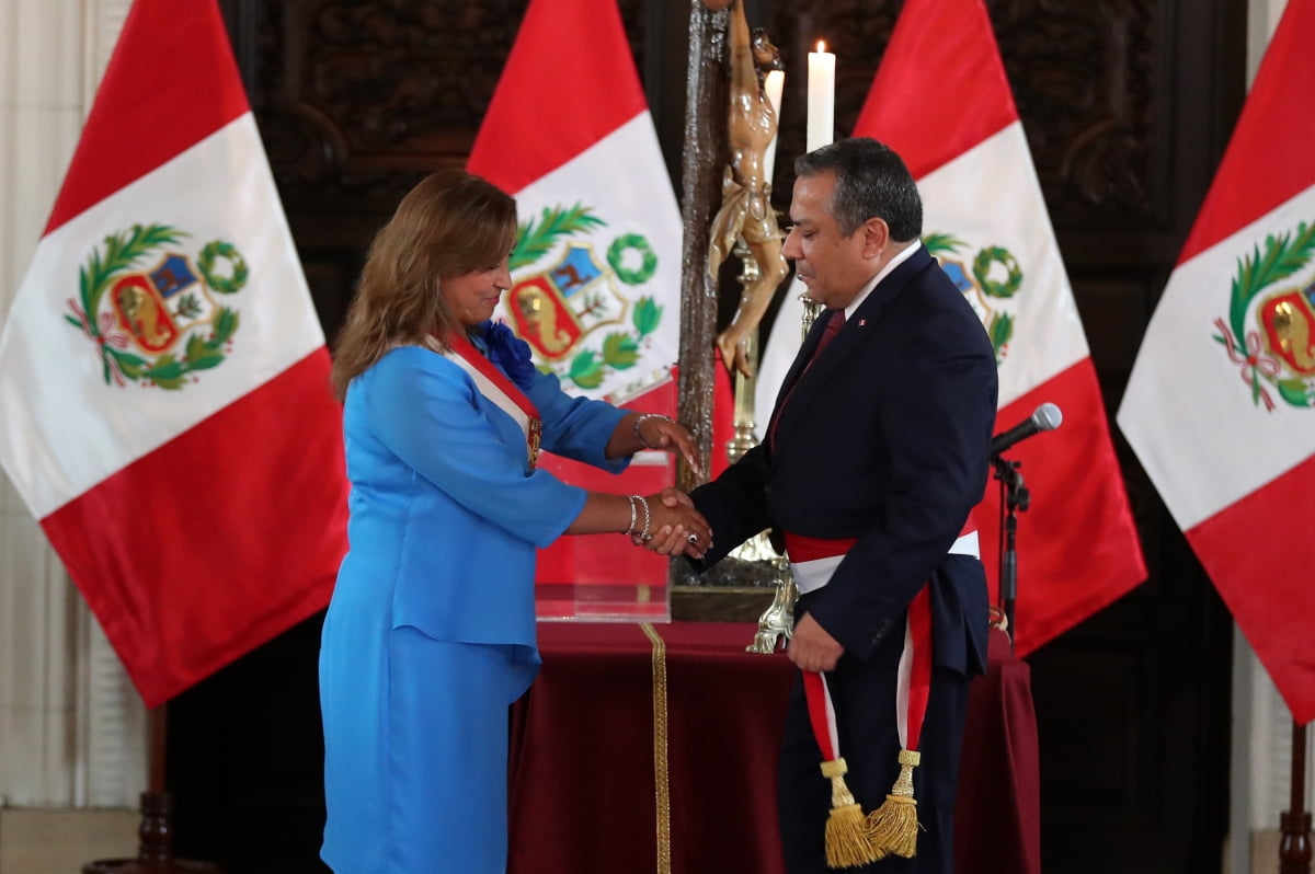 디나 볼루아르테 페루 대통령(L)이 2024년 3월 6일 페루 수도 리마에 위치한 정부궁에서 구스타보 아드리아넨을 신임 총리로 선포하고 있다 / 사진=EPA