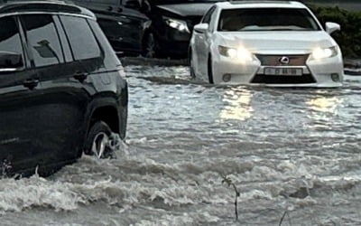 두바이도 기상이변…반년치 올 비 반나절에 쏟아져 '곳곳 침수'