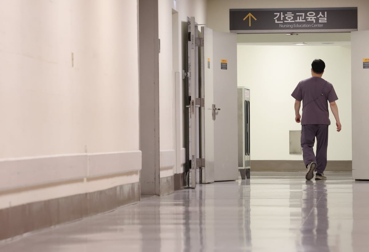 서울 시내 한 대형병원에서 의료진이 간호교육실로 이동하고 있다. 사진=연합뉴스