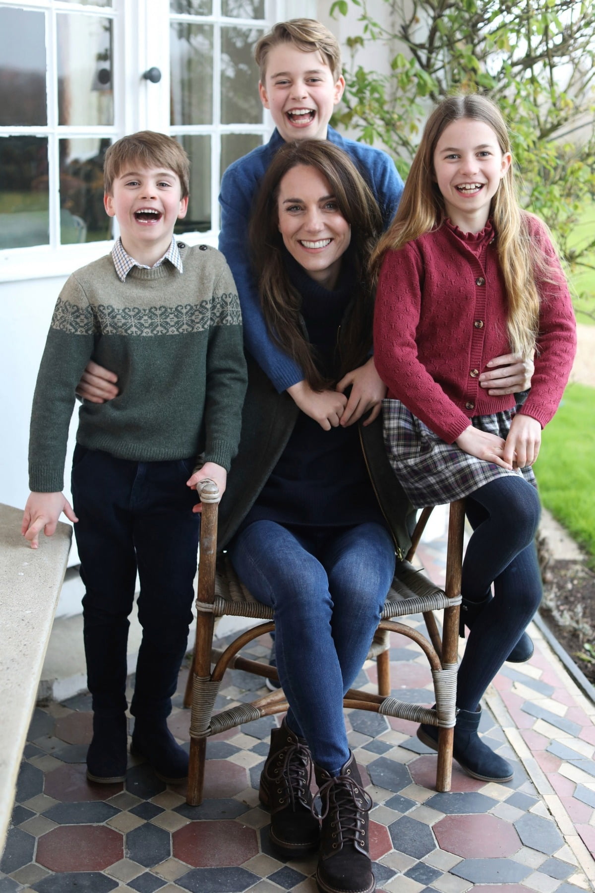 세 자녀와 함께 웃고 있는 케이트 미들턴 왕세자빈. /윌리엄 왕세자빈 부부 X 계정 캡처
