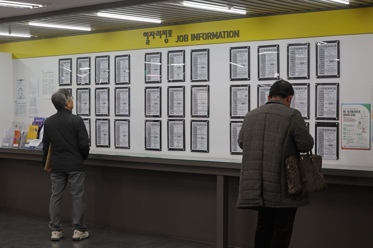 서울의 한 고용센터에서 구직자들이 일자리정보 게시판을 살펴보고 있다. 사진=연합뉴스