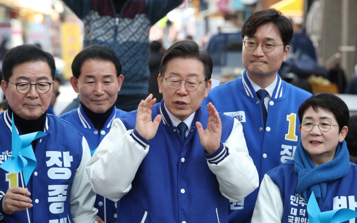 더불어민주당 이재명 대표가 14일 오전 대전 중구 으능정이 거리를 방문해 시민들에게 지지를 호소하고 있다. 사진=연합업 카지노