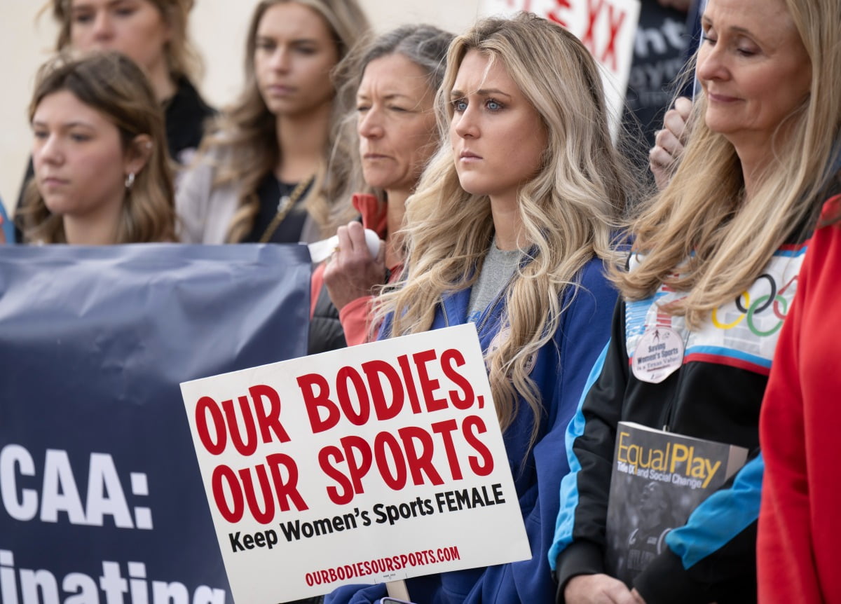 지난해 1월 미국 텍사스주 샌안토니오에 있는 NCAA 컨벤션 밖에서 전현직 대학 운동선수들이 트랜스젠더 선수의 대회 출전을 허용한 NCAA 측 규정에 항의하는 시위를 벌이고 있다./사진=AP