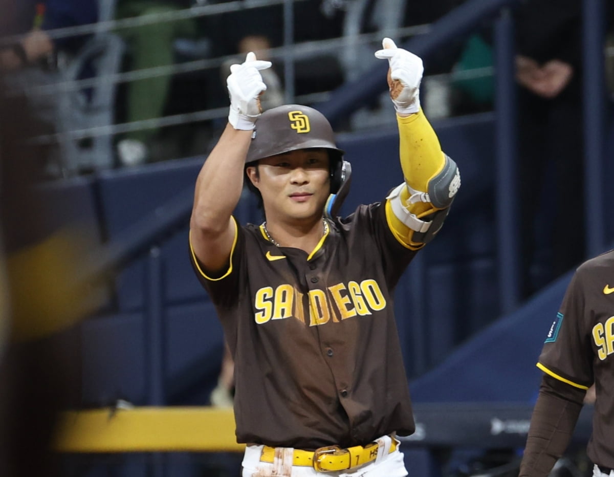 17일 오후 서울 고척스카이돔에서 미국프로야구(MLB) 공식 개막시리즈를 앞두고 열린 팀코리아 대 샌디에이고 파드리스 연습 경기.  3회말 2사 1루 상황에서 샌디에이고 파드리스 김하성이 팀코리아 원태인 상대로 1루타를 친 뒤 세리머니하고 있다./사진=연합뉴스