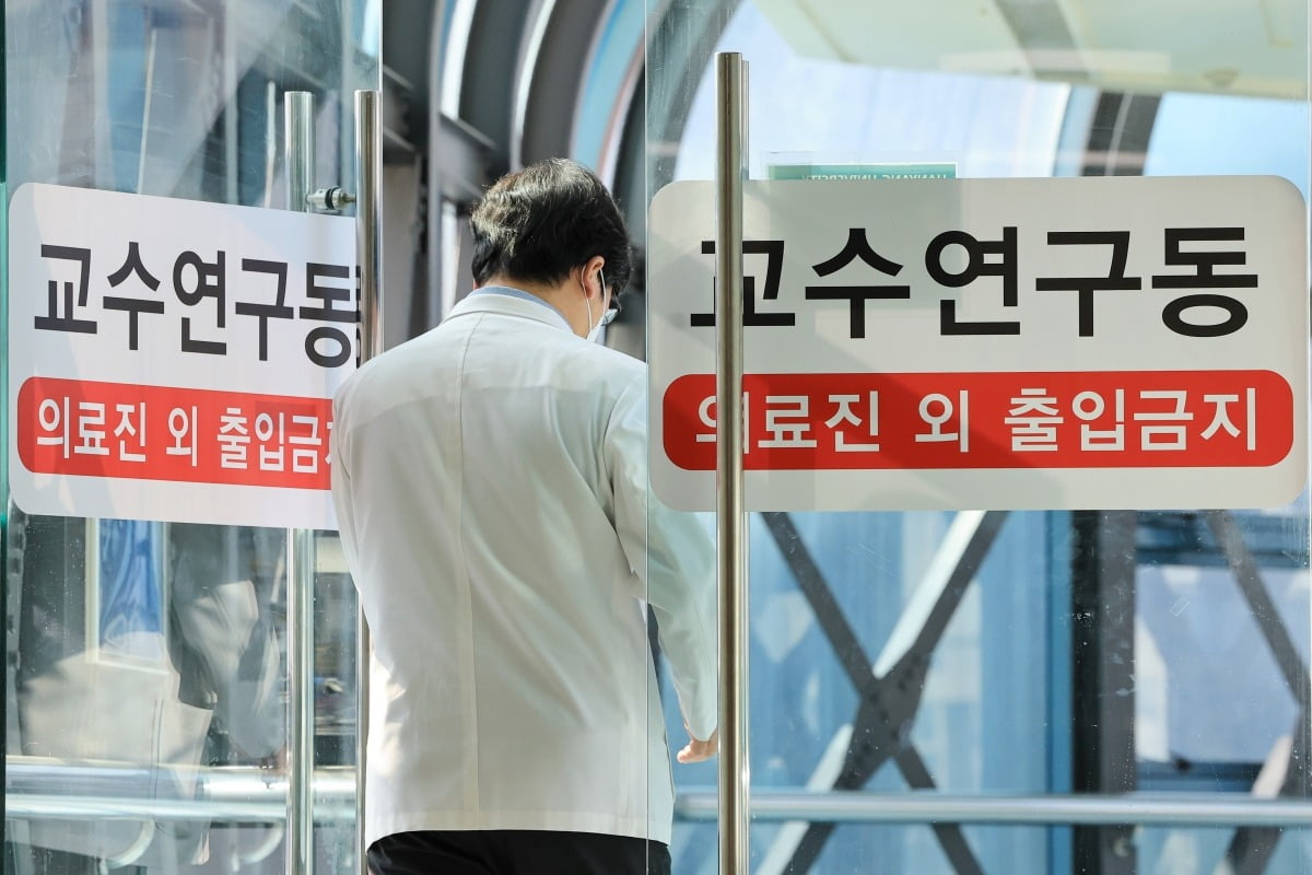 18일 서울 시내 한 대학병원에서 의료 관계자가 교수연구동으로 들어가고 있다. 앞서 의과대학 교수들은 오는 25일부터 사직서를 제출하겠다고 예고했다. 사진=연합뉴스