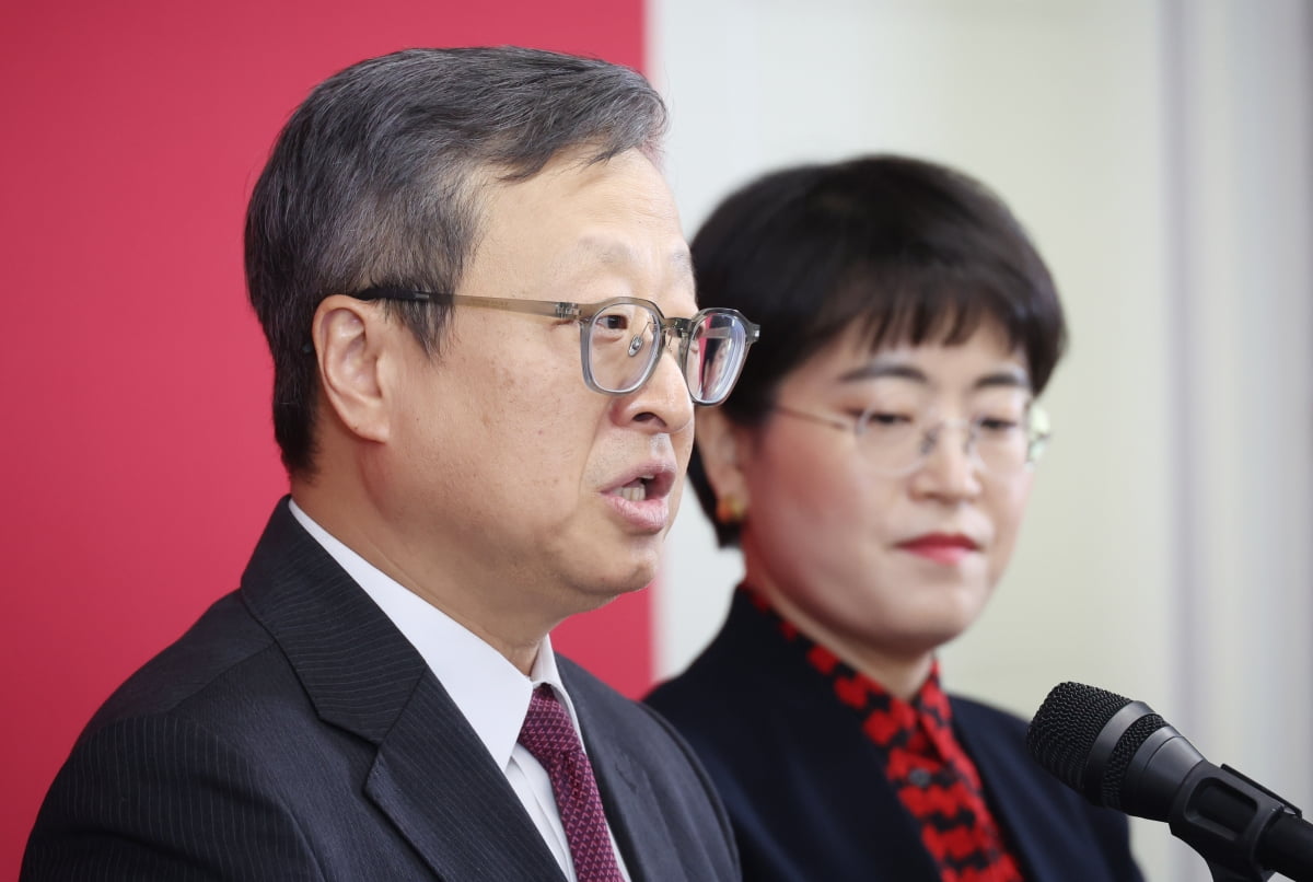 국민의힘 슬롯사이트 추천대표 위성정당인 국민의미래 유일준 공천관리위원장이 18일 여의도 당사에서 슬롯사이트 추천대표 후보자 순번을 발표하고 있다. / 사진=연합뉴스