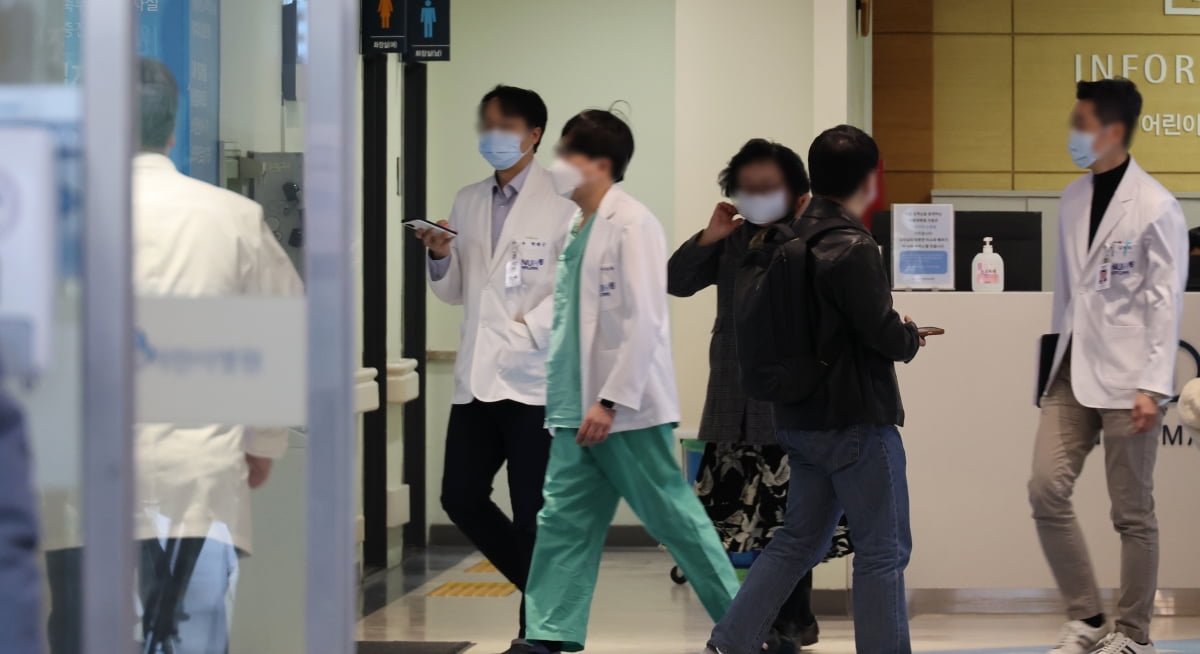 서울대학교병원 어린이병원에서 서울의대 교수들이 비상대책위원회 회의에 참석하고 있다. 사진=연합뉴스