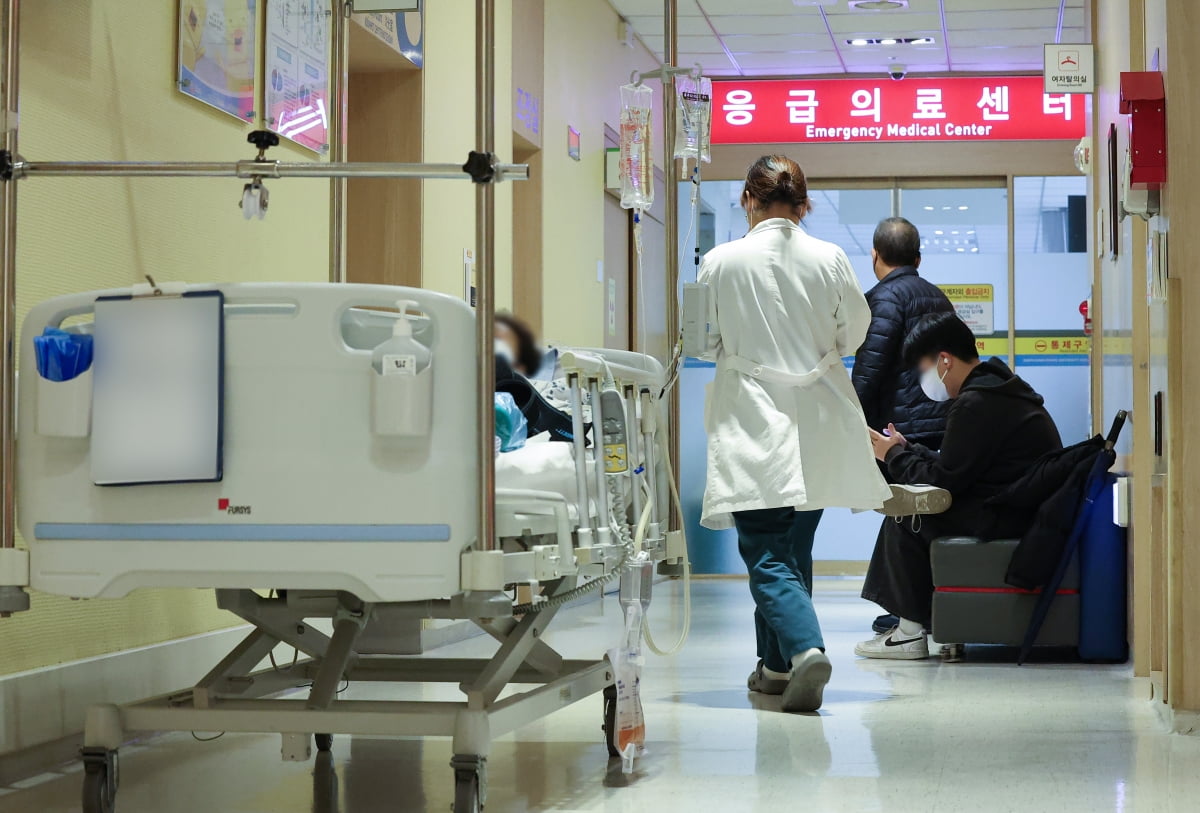 전공의 집단행동이 한 달간 이어지고 있는 19일 오전 서울 시내 한 대형병원에서 한 의료 관계자가 응급의료센터로 이동하고 있다. 사진=연합뉴스