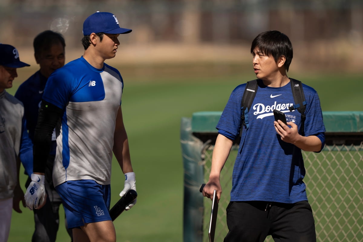 미국프로야구 메이저리그(MLB) 슈퍼스타 오타니 쇼헤이(LA 다저스)가 지난 2월 12일(현지시간) 피닉스 스프링 캠프에서 일본인 통역사와 대화를 나누고 있다. 이 통역사는 최근 불법 도박과 절도 혐의로 수사를 받는 가운데 구단 측으로부터 해고됐다. (피닉스 AP=연합뉴스) 