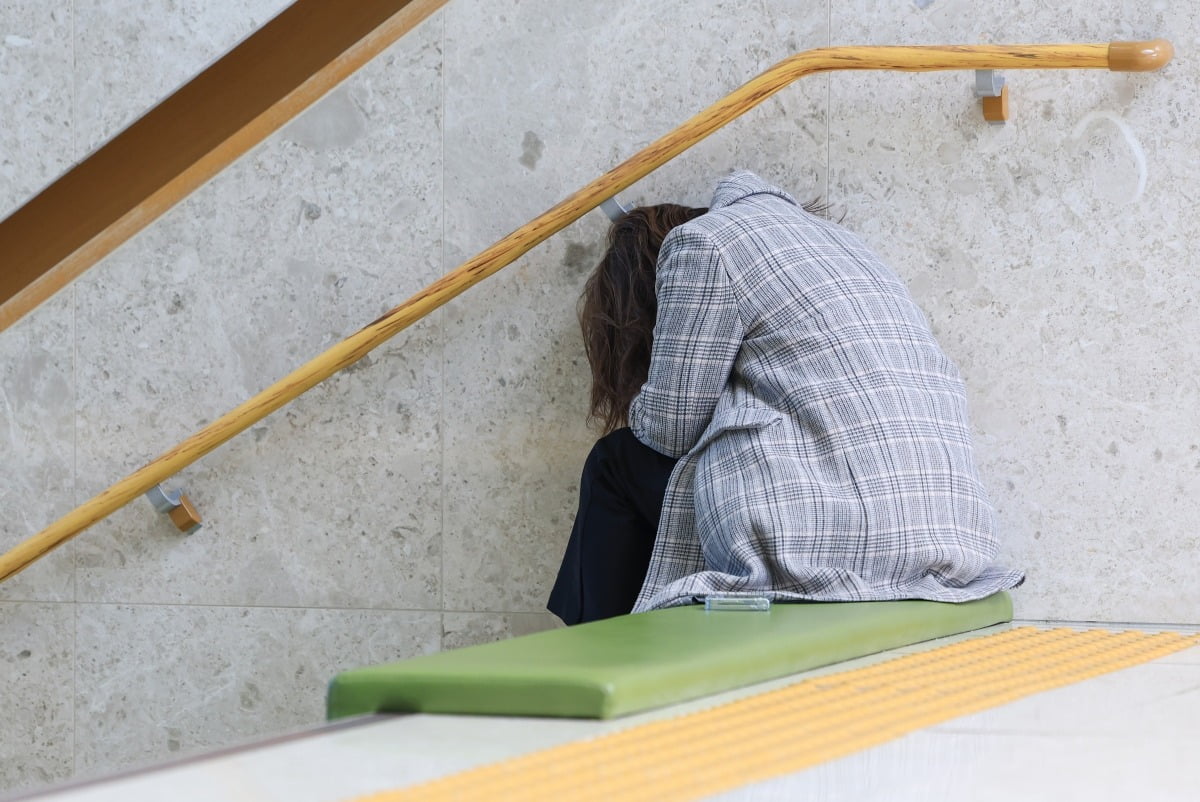  21일 서울 시내 한 대학병원을 찾은 시민이 눈물을 흘리고 있다. 사진=연합뉴스