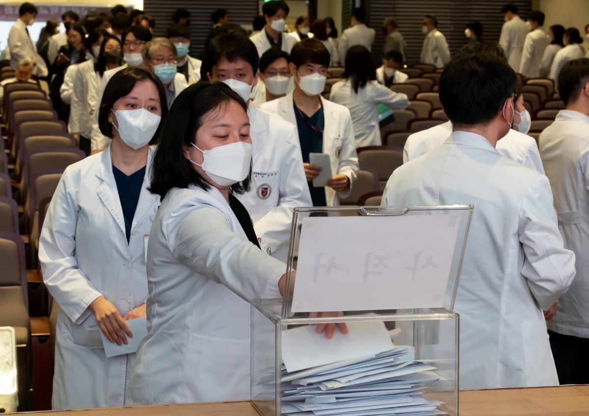 25일 오전 서울 고려대학교 안암병원에서 열린 ‘고려대학교 의료원 교수 총회’에서 서닉 카지노이 사직서를 제출하고 있다. 사진=연합뉴스