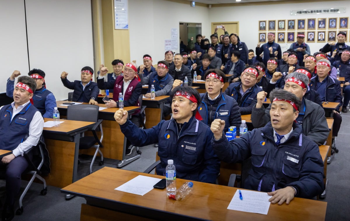 서울 시내버스 노사 막판 협상이 불발된 28일 새벽 영등포구 서울지방노동위원회에서 서울시버스노동조합원들이 파업 결의를 다지고 있다.  /사진=연합뉴스