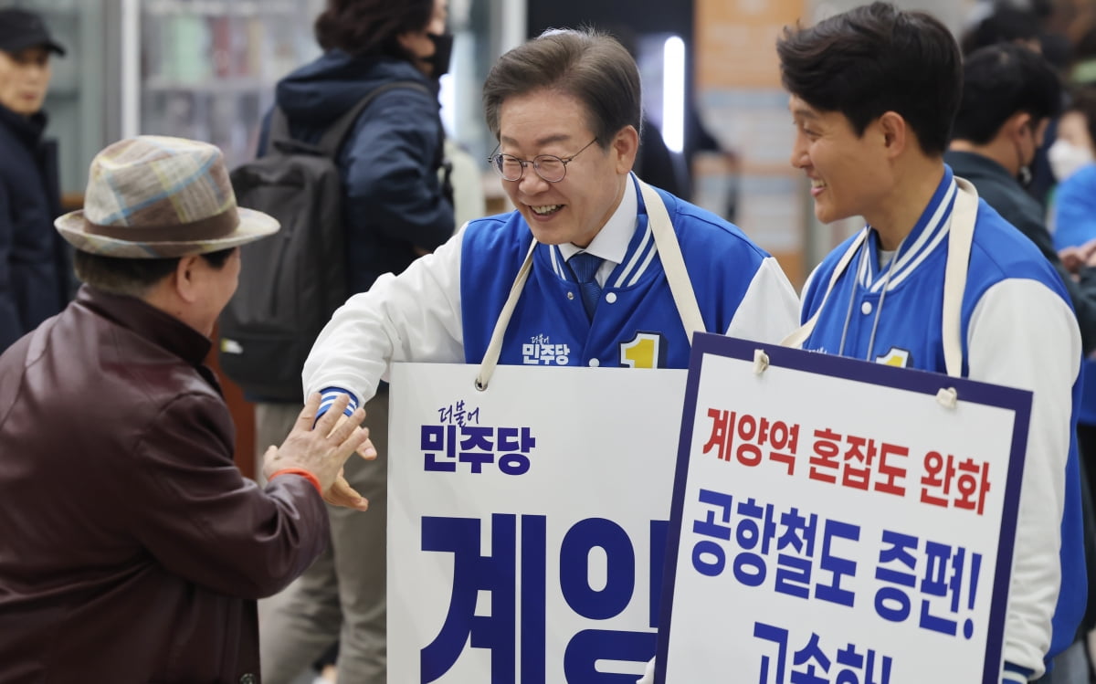 인천 계양을에 출마하는 이재명 더불어민주당 대표가 28일 오전 계양역에서 출근 인사를 하고 있다./ 사진=연합뉴스