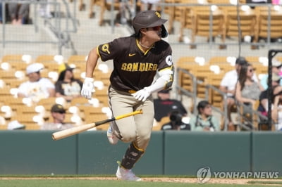 김하성 장쾌한 첫 투런 홈런…이정후 투아웃서 적시타에 첫 도루(종합)
