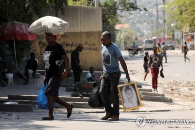 아이티 치안 악화 '점입가경'…공항서 전쟁터 같은 총격전