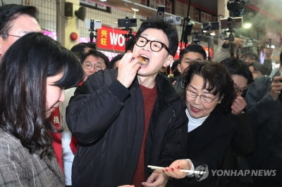 한동훈, '험지' 수원 찾아 표밭갈이…시장 등 방문