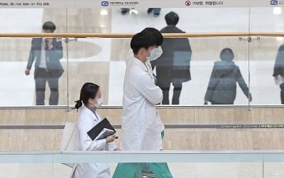 오늘부터 군의관·공보의 투입…'이탈 전공의' 처분통지 속도