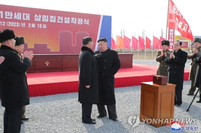 평양 軍비행장 밀고 강동온실농장…김정은, 딸과 준공식 참석