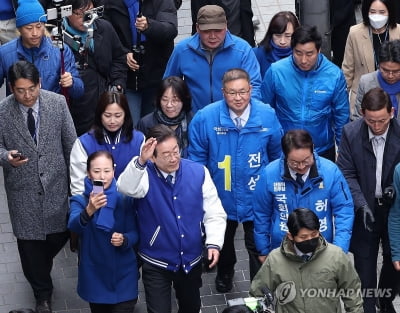 강원 출격 李, 사과 들고 "터무니없는 물가…이게 정부 능력"