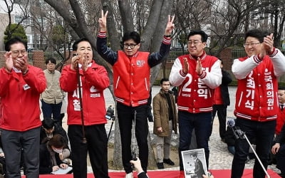 한동훈, 첫 출근길 인사…"상대보다 한분이라도 더 만나야"