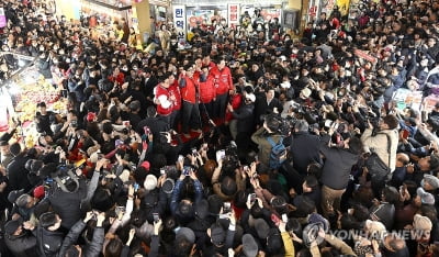 한동훈, '낙동강벨트' 격전지서 지지 호소…"정말 민생 챙길 것"(종합)