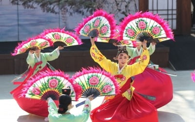 한복 입은 中 댄서가 부채춤을…"세계 곳곳서 중국 춤 오해"