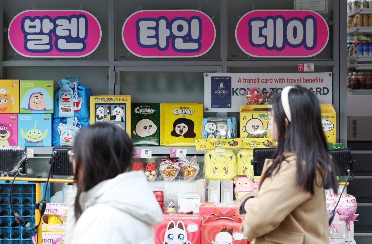 밸런타인데이 등 기념일에 맞춰 서울 시내의 한 편의점에 초콜릿 등이 진열돼 있는 모습.  /사진=뉴스1