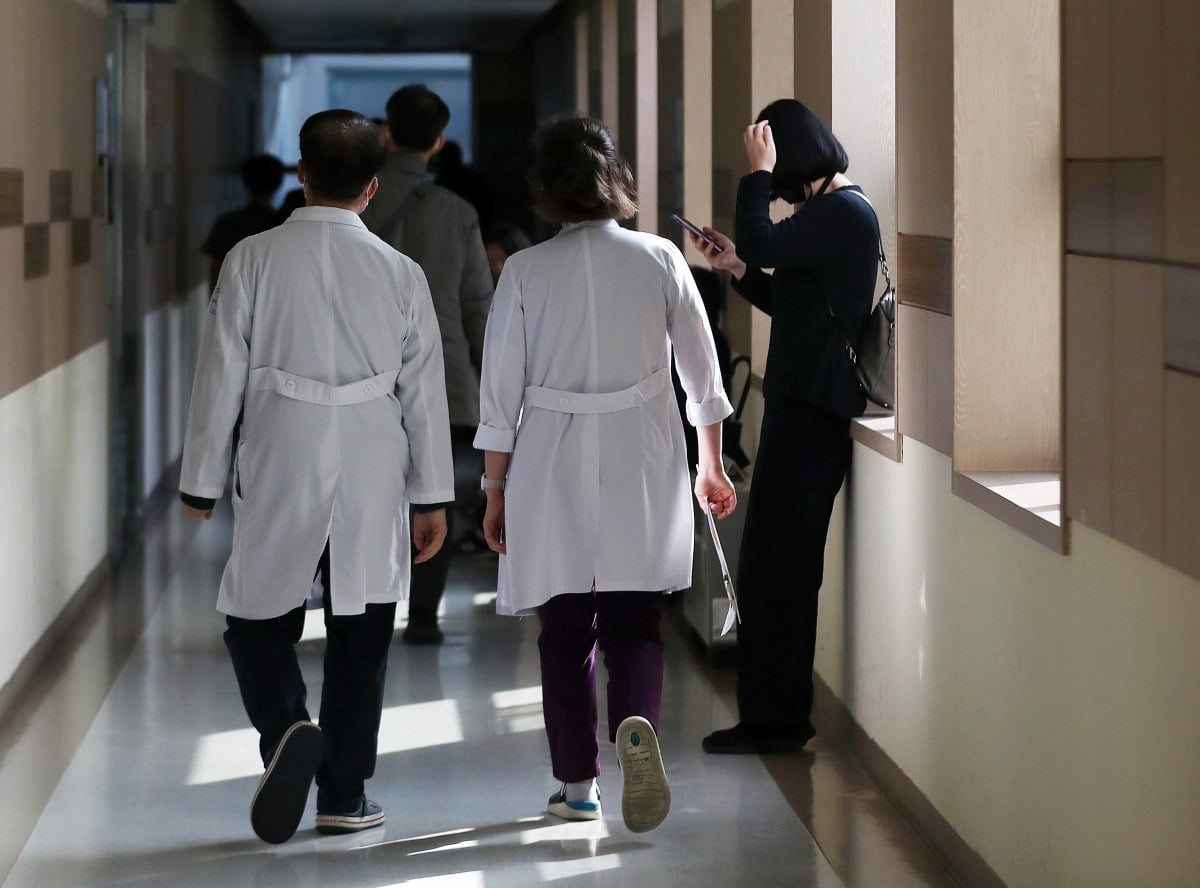 부산의 한 대학병원에서 의료진이 발걸음을 옮기고 있다. 사진=뉴스1