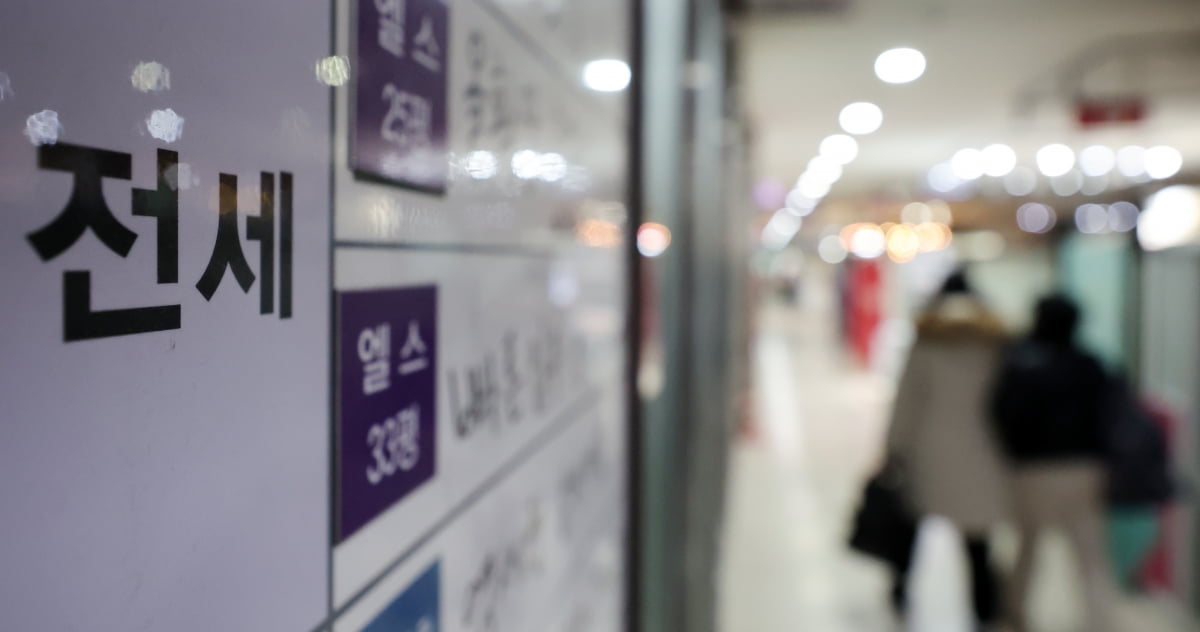 서울의 한 부동산 중개업소에 전세 매물 안내문이 걸려 있다. 사진=뉴스1