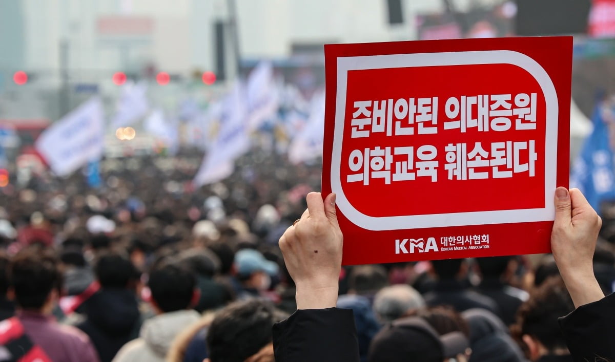 3일 서울 영등포구 여의대로에서 '의대정원 증원 및 필수의료 패키지 저지를 위한 전국 의사 총궐기 대회'가 열리고 있다. /사진=뉴스1