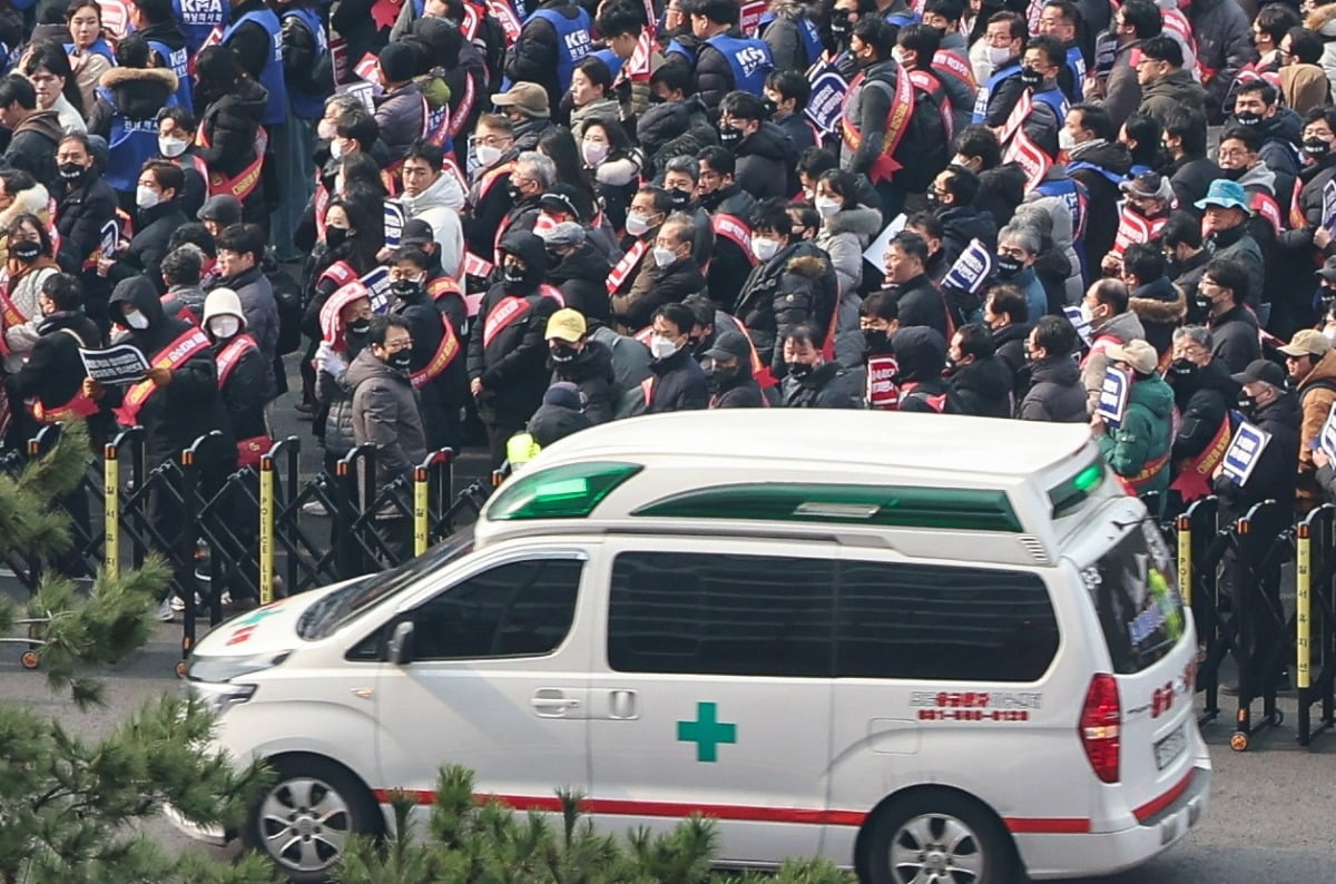  3일 서울 영등포구 여의대로에서 열린 '의대정원 증원 및 필수의료 패키지 저지를 위한 전국 의사 총궐기 대회'에서 구급차가 시위대 옆을 지나고 있다. /사진=뉴스1