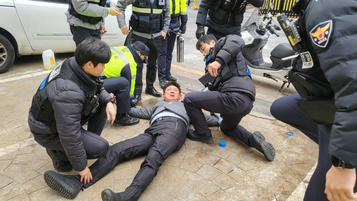 장일 전 국민의힘 서울 노원을 당협위원장이 3일 서울 여의도 중앙당사 앞에서 바카라 토토 사이트심사 결과에 반발해 자신의 몸에 휘발유를 뿌리고 분신을 시도하는 소동을 벌였다./ 사진=뉴스1