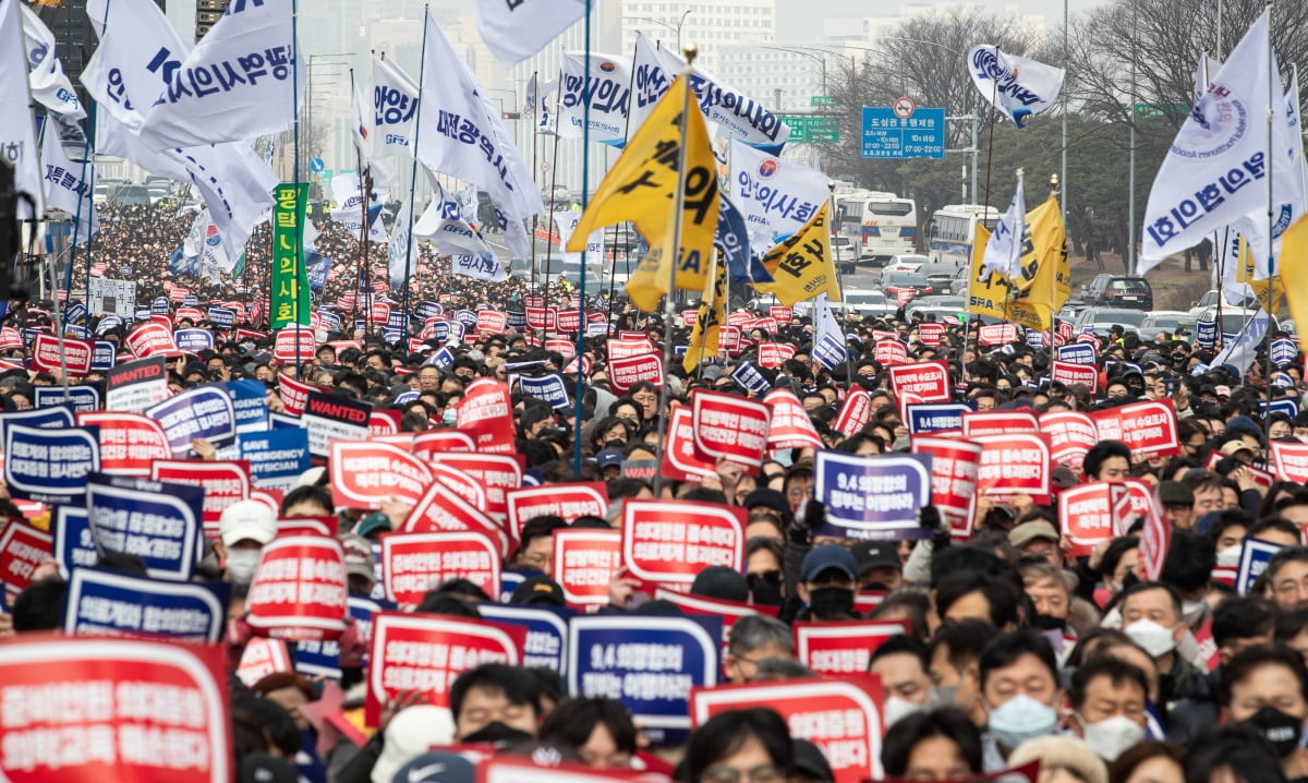 3일 서울 영등포구 여의대로에서 열린 '의대정원 증원 및 필수의료 패키지 저지를 위한 전국 의사 총궐기 대회'에서 참석자들이 구호를 외치고 있다. / 사진=뉴스1