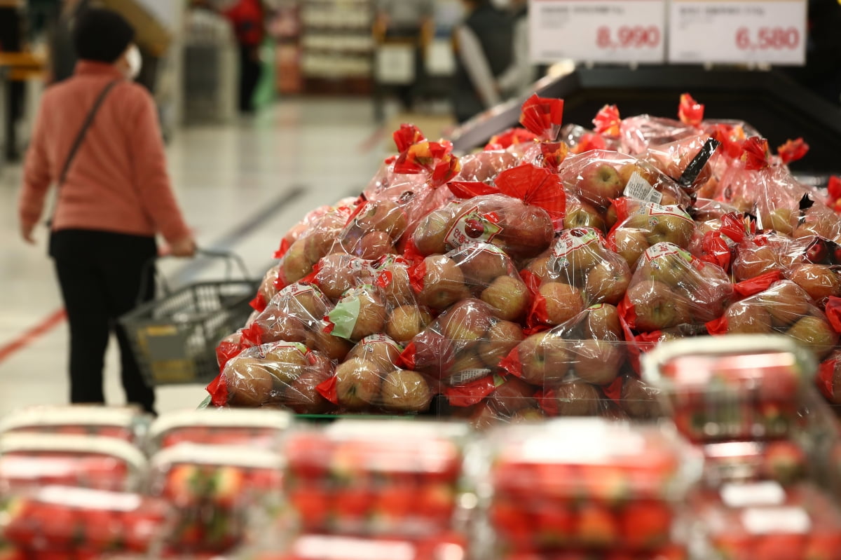 과일값 상승세가 이어지고 있는 4일 서울의 한 대형마트에 사과가 쌓여있다./사진=뉴스1