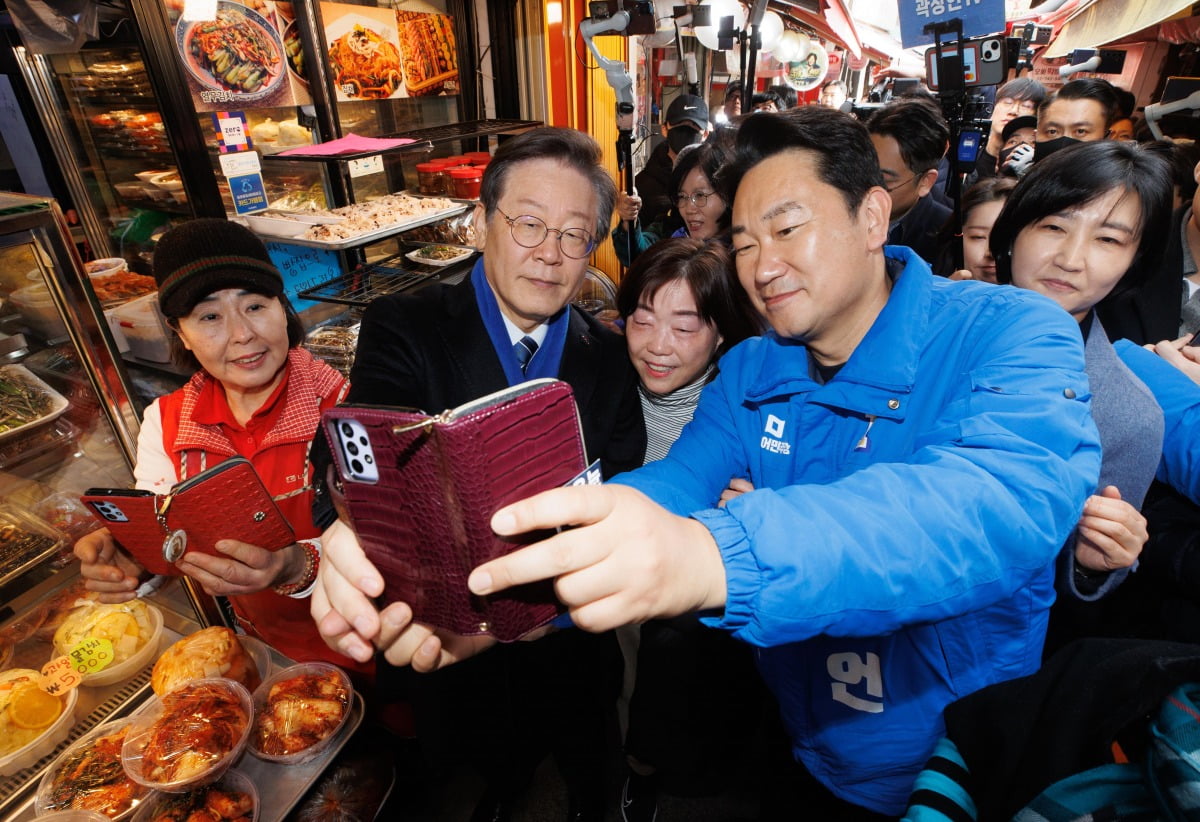 이재명 더불어민주당 대표와 노무현 전 대통령 사위인 곽상언 종로구 후보가 4일 서울 종로구 창신카지노 꽁머니 즉시지급을 찾아 시민들과 기념촬영을 하고 있다. 사진=뉴스1