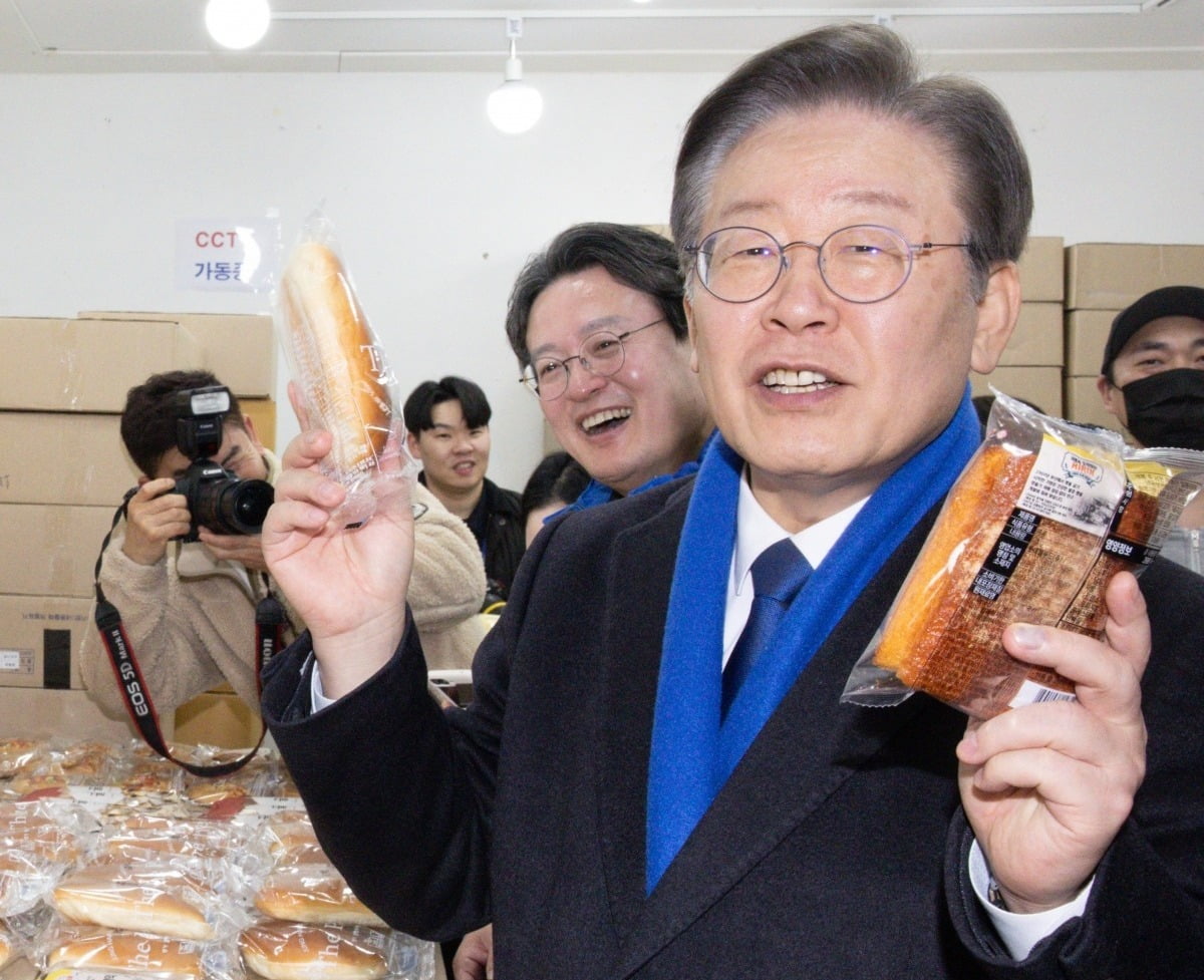 이재명 더불어민주당 대표가 5일 오후 서울 영등포 뉴타운 지하쇼핑몰을 찾아 빵을 구매하고 있다. / 사진=뉴스1