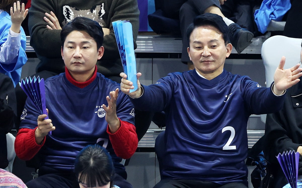 인천 계양을 국민의힘 후보인 원희룡 전 국토교통부 장관(오른쪽)과 이천수 후원회장이 6일 오후 인천계양체육관에서 열린 도드람 V리그 프로배구 남자부 6라운드 대한항공과 우리카드의 경기를 관람하고 있다./ 사진=뉴스1