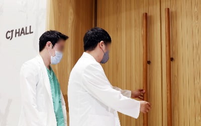 [속보] "서울대병원 교수 430명, 18일에 사직서 제출"