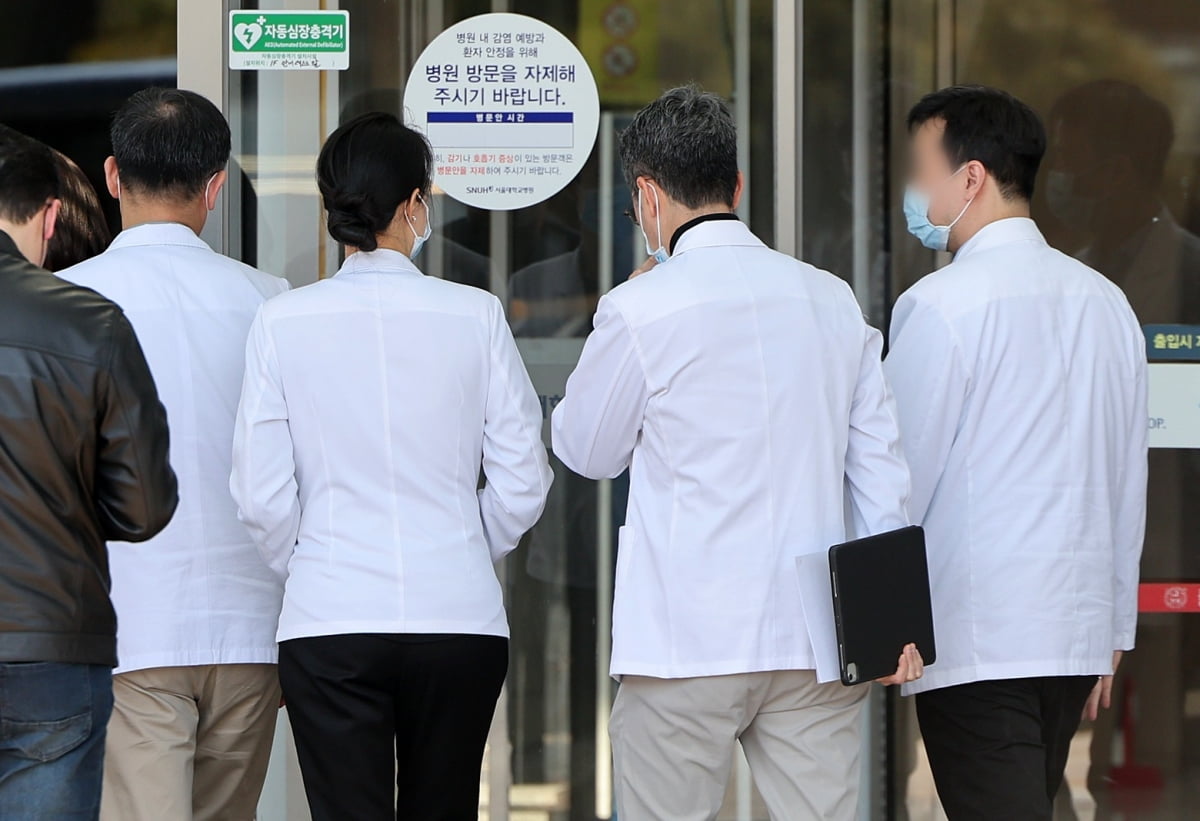 서울 종로구 연건동 서울대학교병원에서 이동하는 의료진들./사진=뉴스1