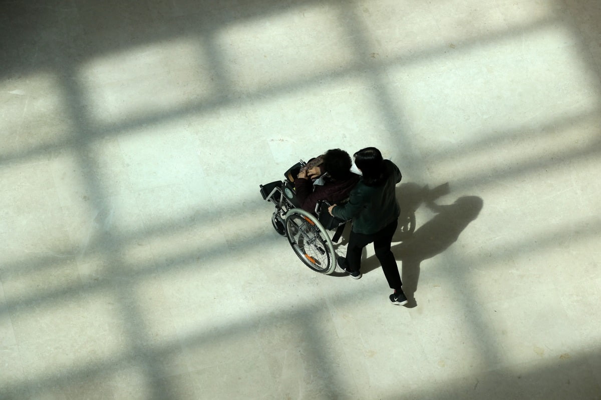  대구의 한 대학병원에서 환자가 탄 휠체어를 보호자가 밀며 이동하고 있다. 사진=뉴스1