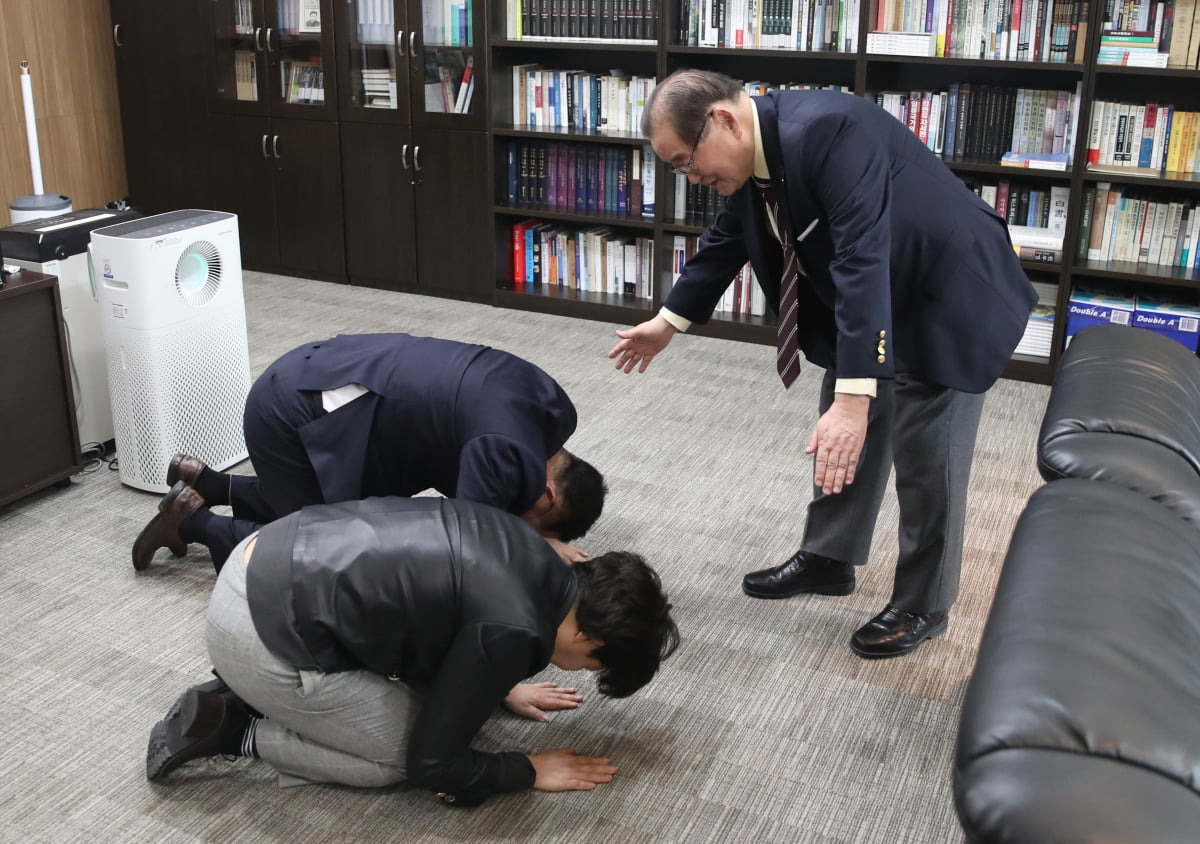  조수연 국민의힘 예비후보(대전 서구갑)와 부인이 15일 오후 서울 여의도 광복회에서 이종찬 광복회장을 만나 일제강점기를 옹호하는 취지의 글을 올린 것을 사죄하고 있다. 사진=뉴스1